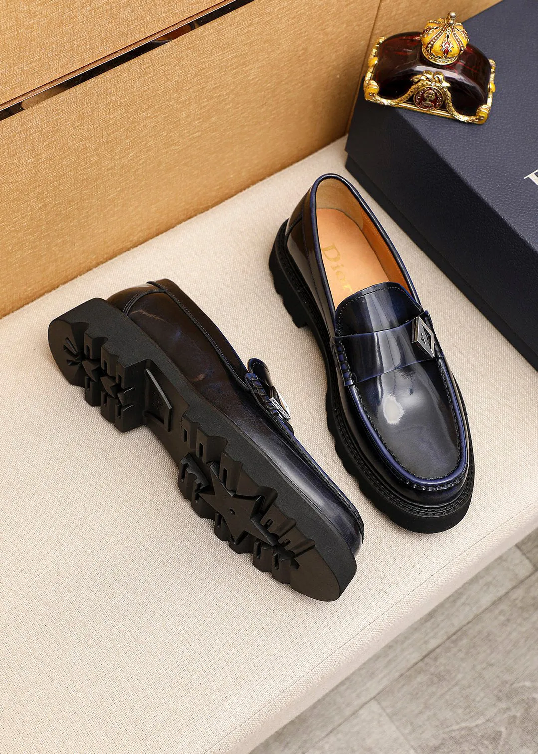 Men's shoes 💰480 💐 Product trademark: Dior "Dior" casual leather shoes Regular size: 39-44 (45🉑️customized) Product materials: Selected Italian imported first-layer beaded cowhide upper + classic hardware buckle, imported water-dyed 🐂 cowhide lining. Strong three-dimensional visual effect, original outsole Color: 3⃣️colors available